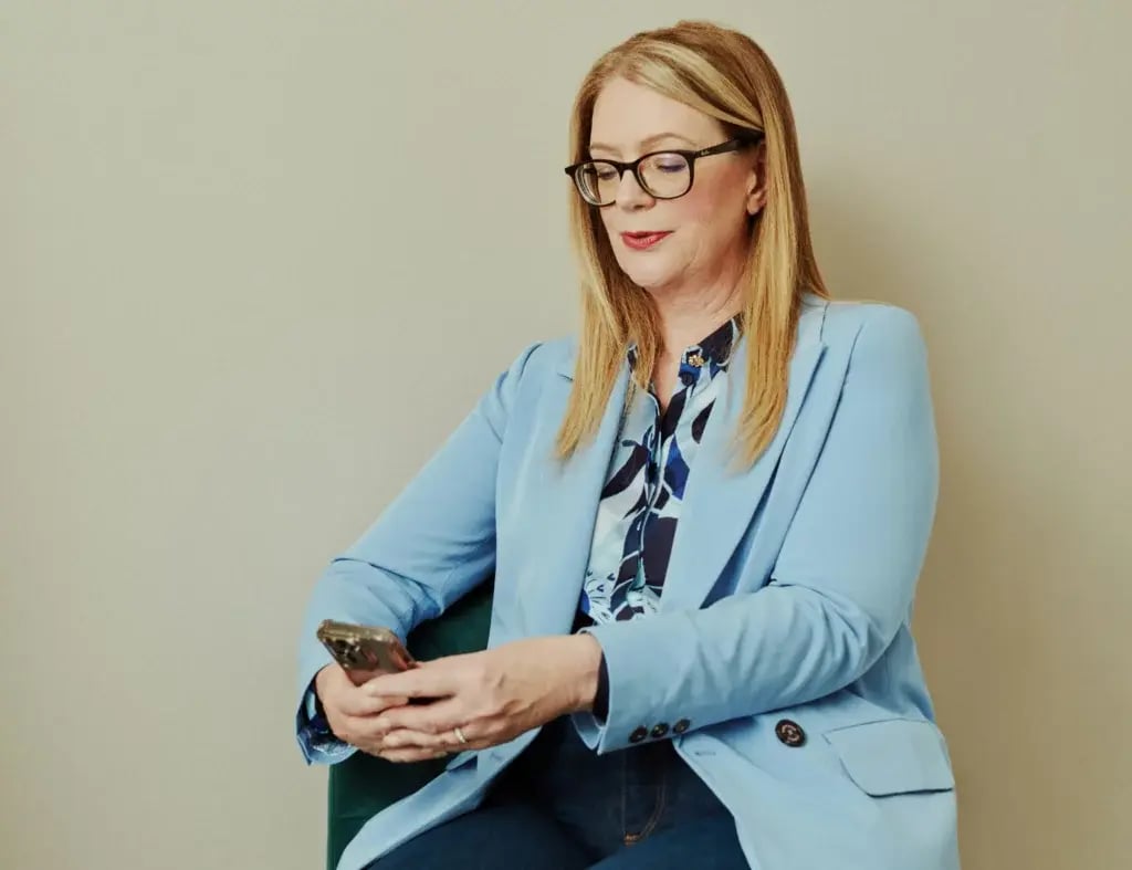 mulher-mexendo-no-celular-celulares-com-melhor-desempenho-para-trabalho
