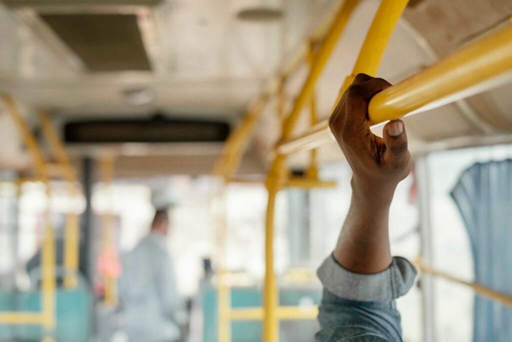 Descubra 6 dicas pra te proteger e facilitar sua locomoção em transportes públicos. | Foto: Freepik.