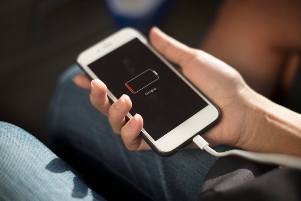 Confira 5 práticas para carregar o celular fora de casa com segurança. | Foto: Freepik.