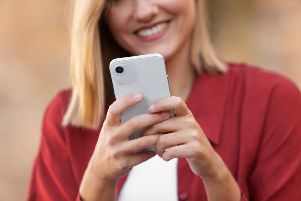 Veja 4 razões para proteger seu celular com um seguro iphone. | Foto: Freepik.