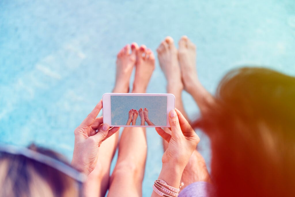 O celular caiu na piscina? Saiba o que fazer! | Foto: Freepik.