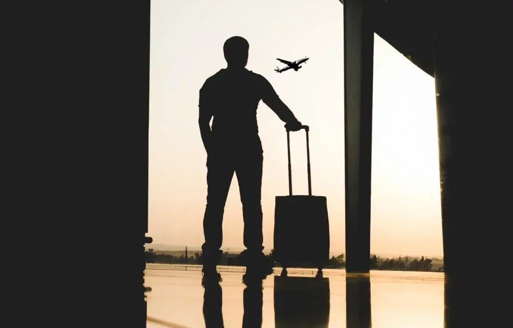 silhueta-de-homem-de-costa-com-mala-no-aeroporto-existe-seguro-viagem-instantâneo