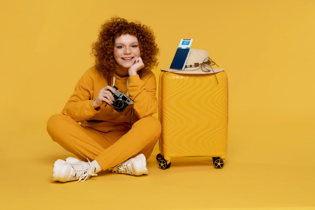 Saiba a importância do seguro viagem e como fazer uma mala compacta. | Foto: Freepik.