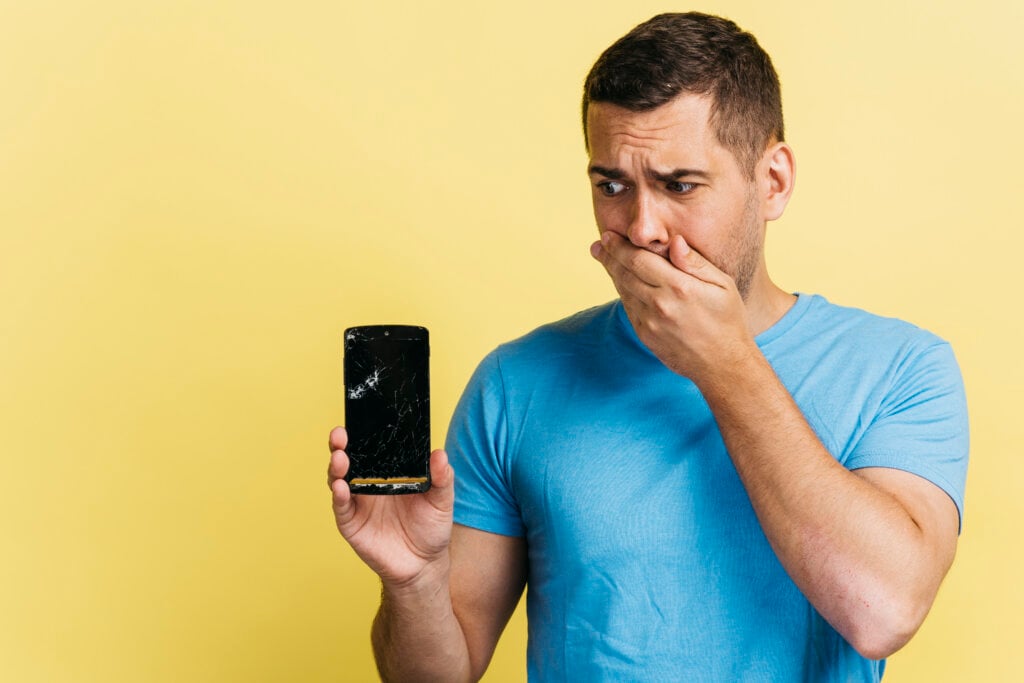 Proteja seu celular com um seguro de eletrônicos. | Foto: Freepik.