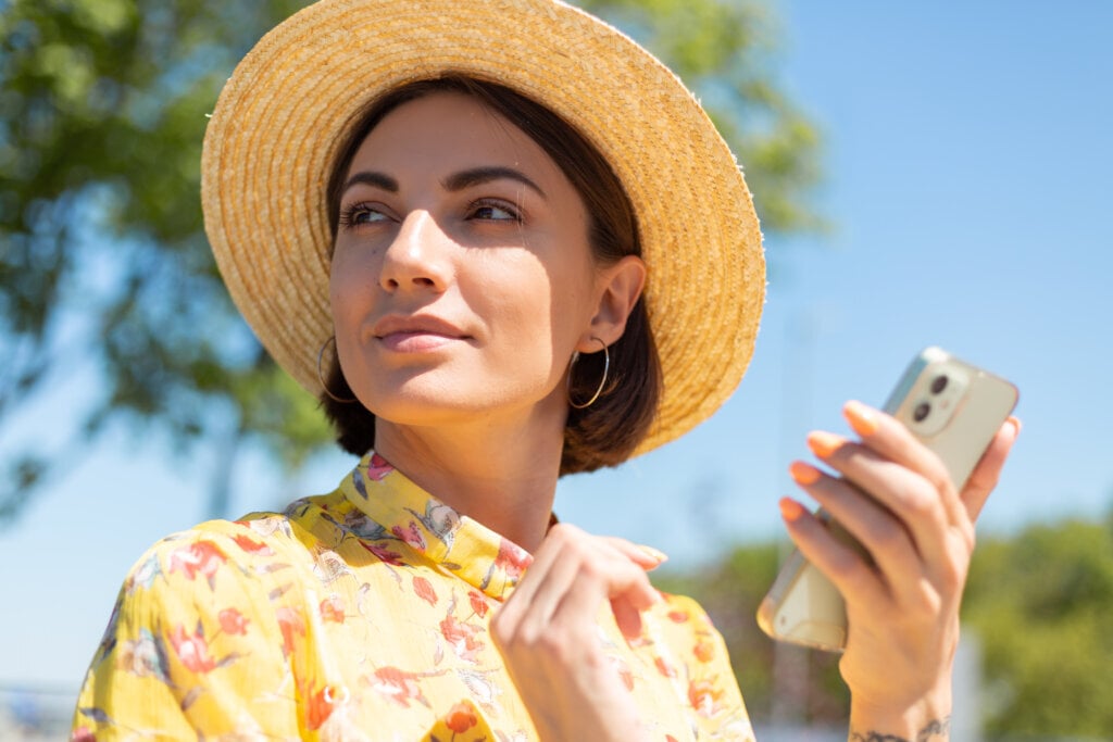 Celular no sol: Descubra os perigos de expor seu celular ao sol. | Foto: Freepik.
