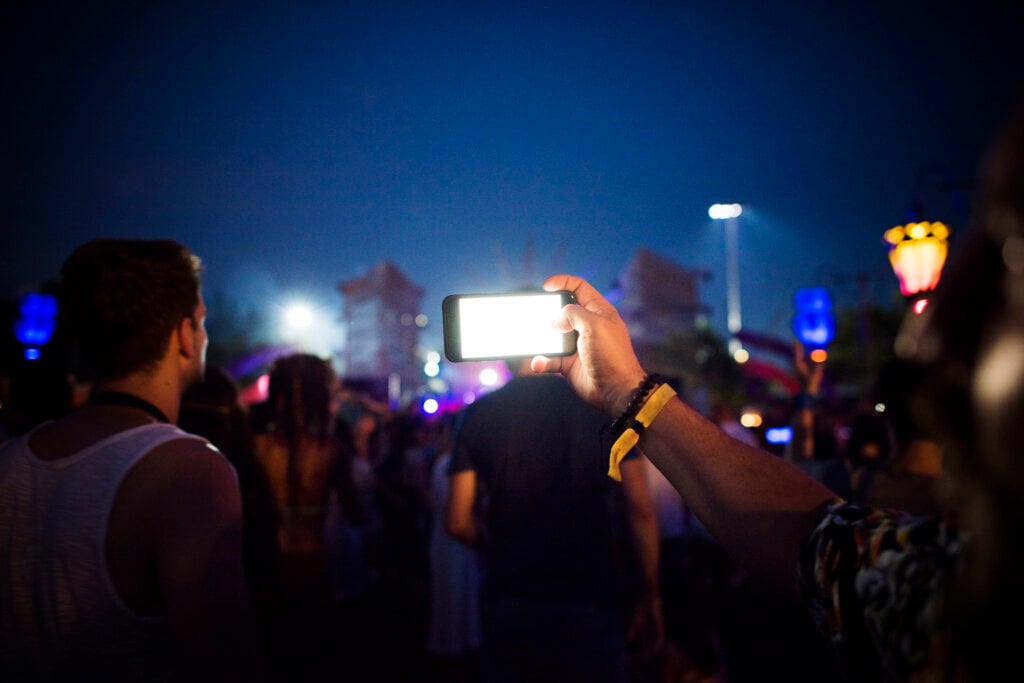 Veja se vale a pena contratar um seguro celular. | Foto: Freepik.