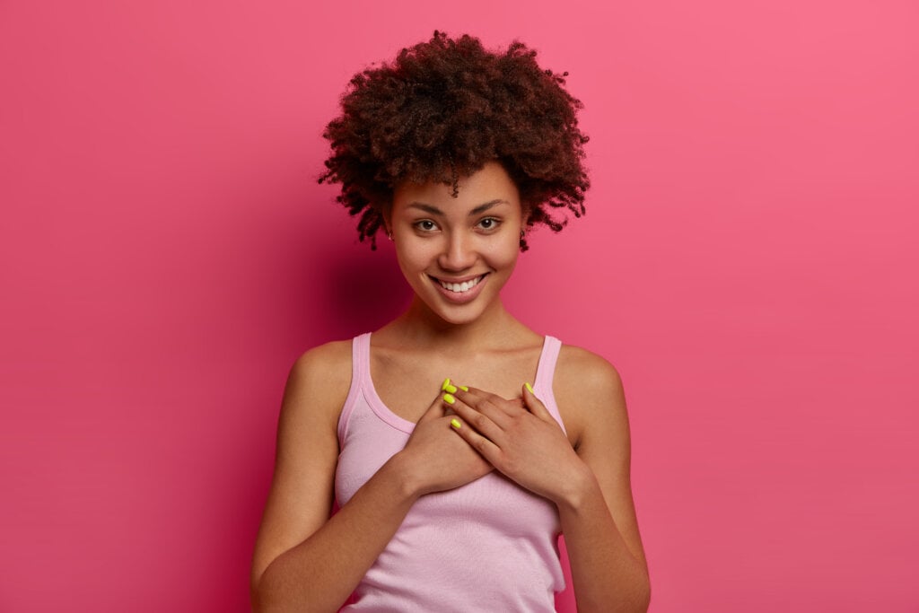 As campanhas do Outubro Rosa desempenham um papel vital no apoio ao diagnóstico precoce, tornando os exames e as informações acessíveis a todas as mulheres. | Foto: Freepik.