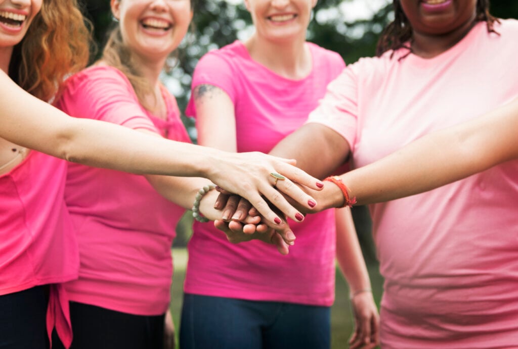Outubro rosa: o mês em prol da prevenção do câncer de mama. | Foto: Freepik.